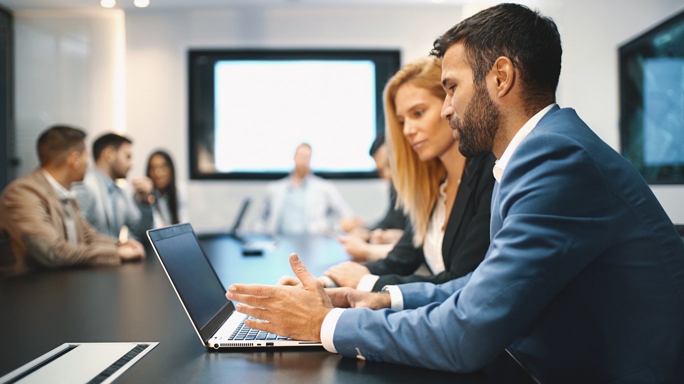 boardroom-discussing-business